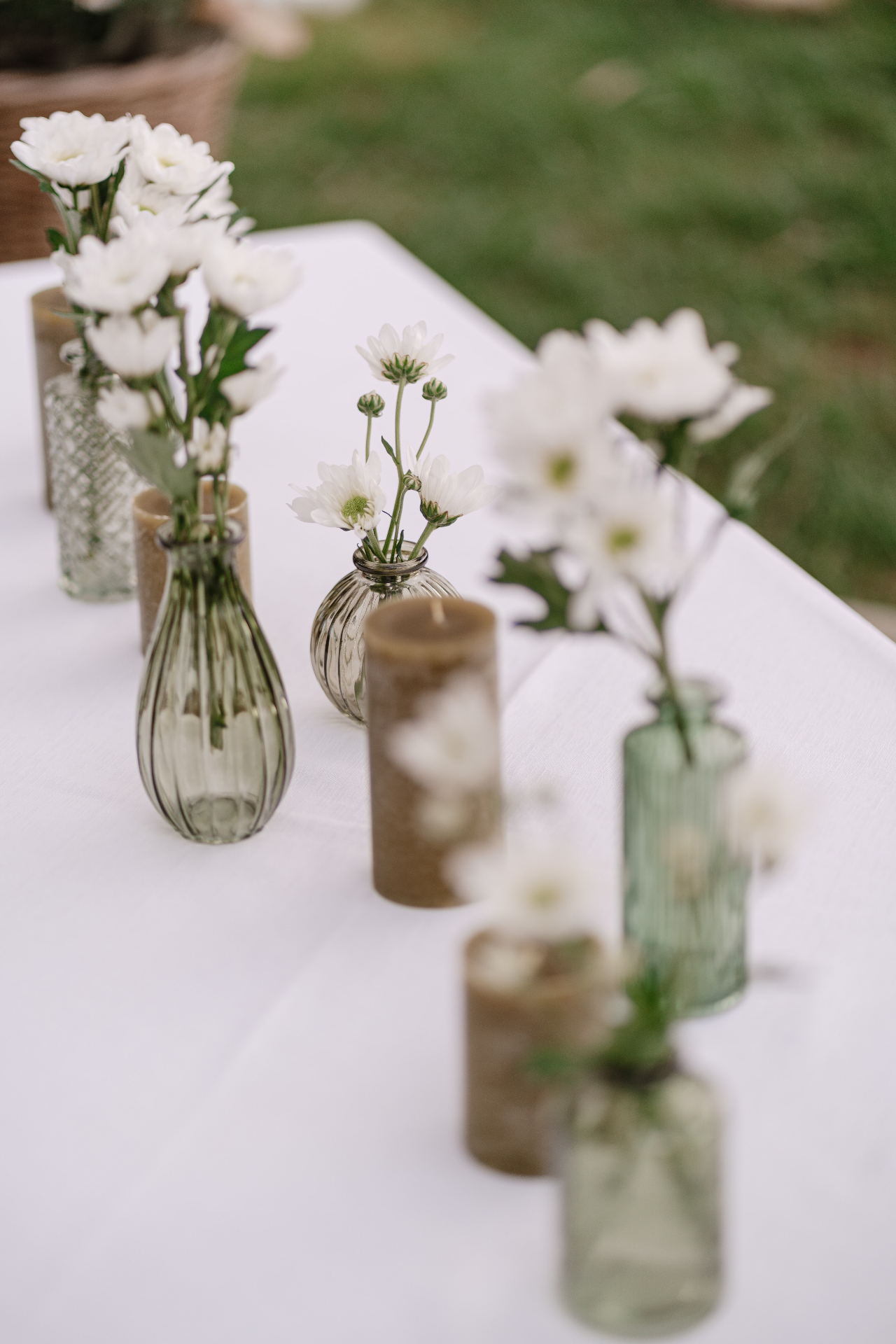 Vasetti vintage con margherite e candele cera