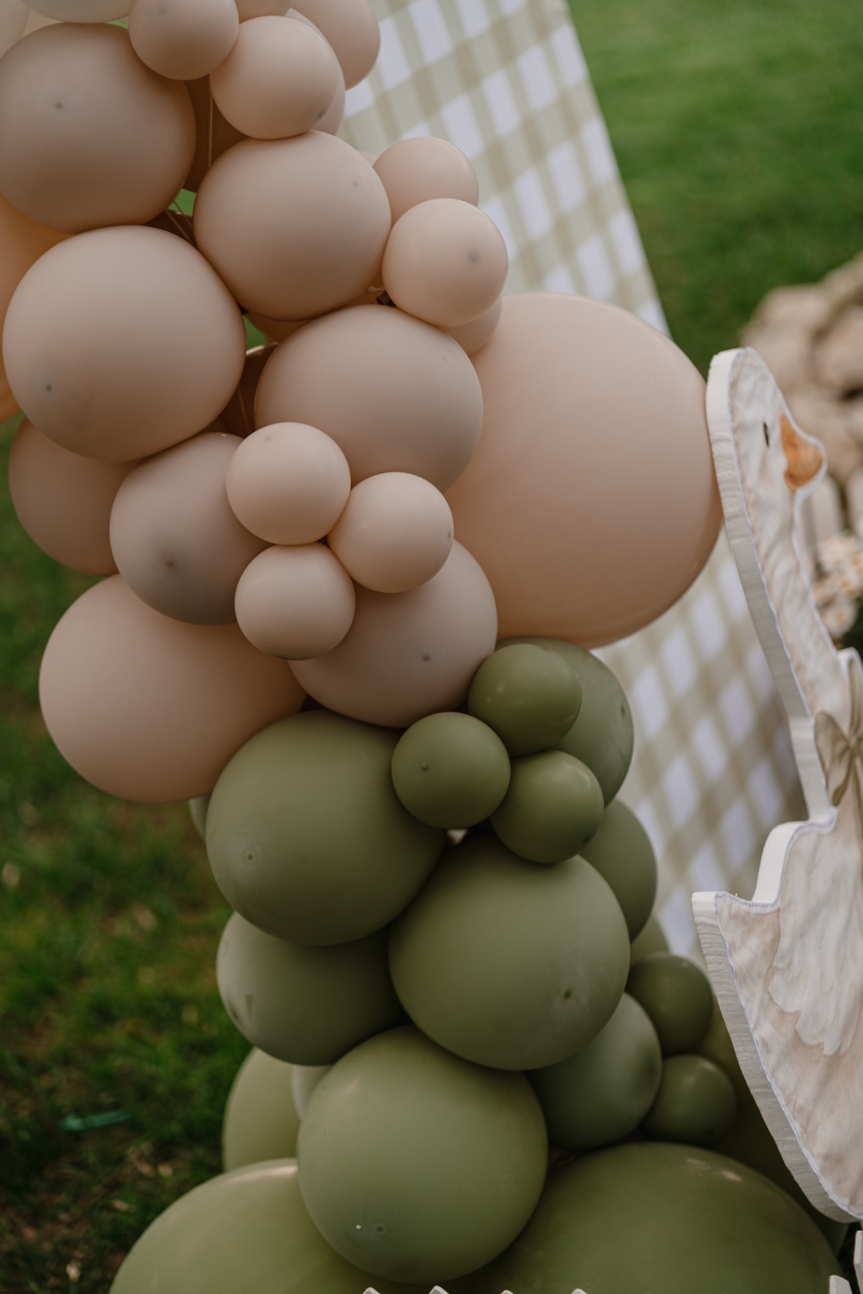 Dettaglio palloncini salvia e cipria