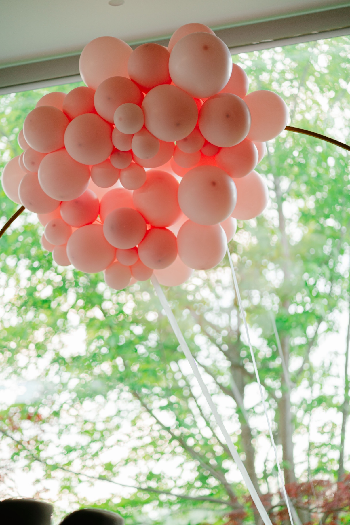 Nuvola di palloncini rosa cipria su cerchio oro