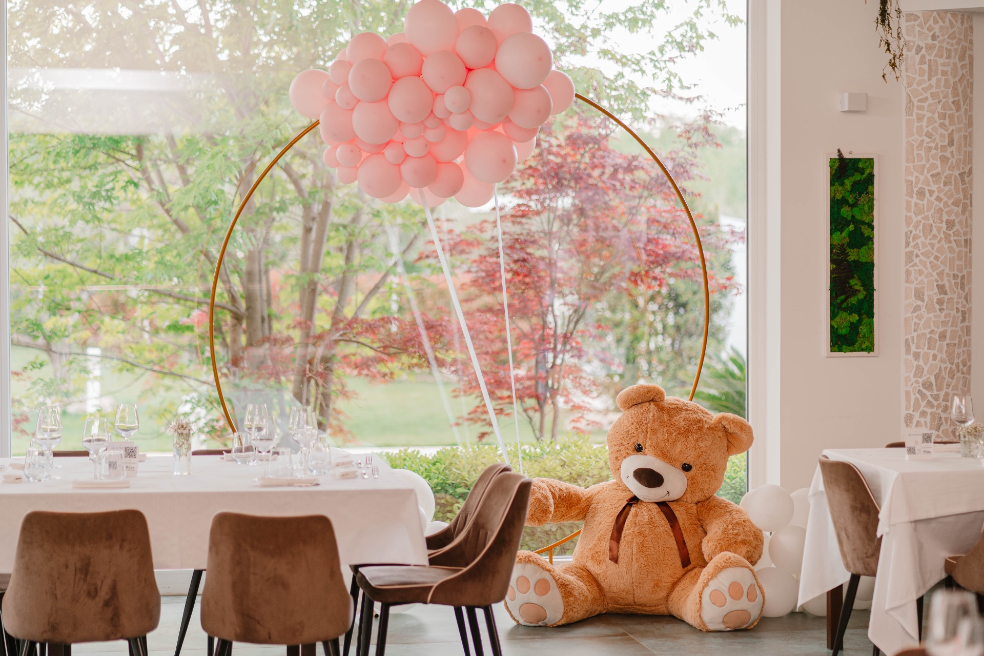 Cerchio dorato con nuvola di palloncini rosa & orsetto gigante