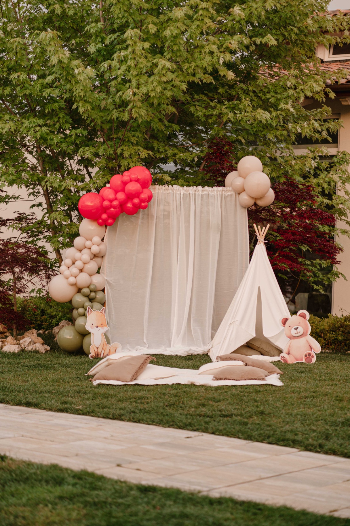 Allestimento woodland — backdrop, teepee e personaggi del bosco