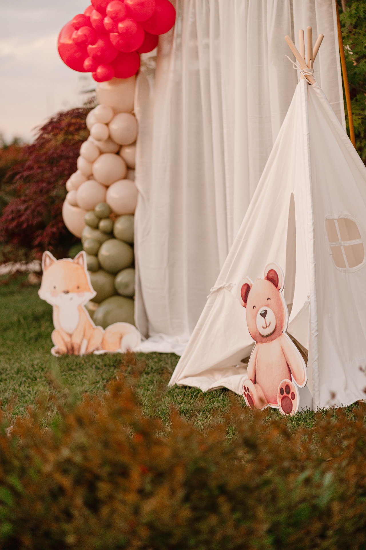 Dettaglio volpina e orsetto — kids corner woodland